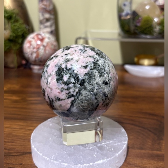 Peruvian Rhodonite sphere - Picture 4 of 6